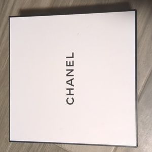 Chanel box (empty)